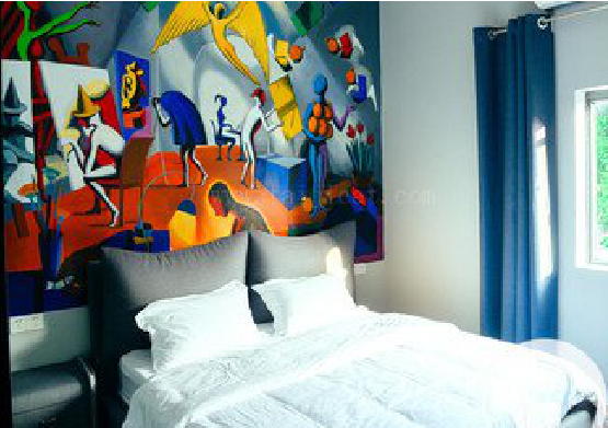 龙胜对于酒店的墙体彩绘而言更注重哪些方面？